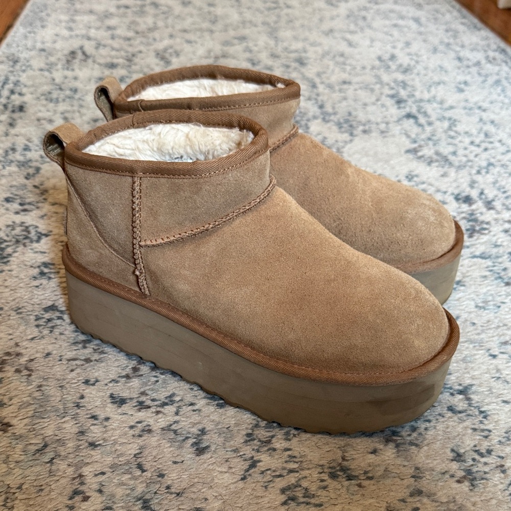 UGG Women’s Classic Ultra Mini Platform boots size 8